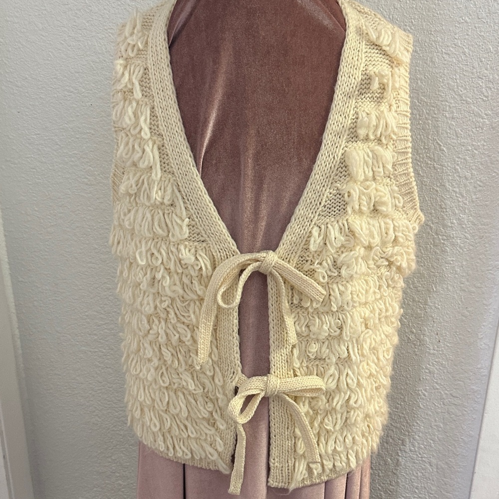 Cloud Ten Cream Textured Knit Sweater Vest